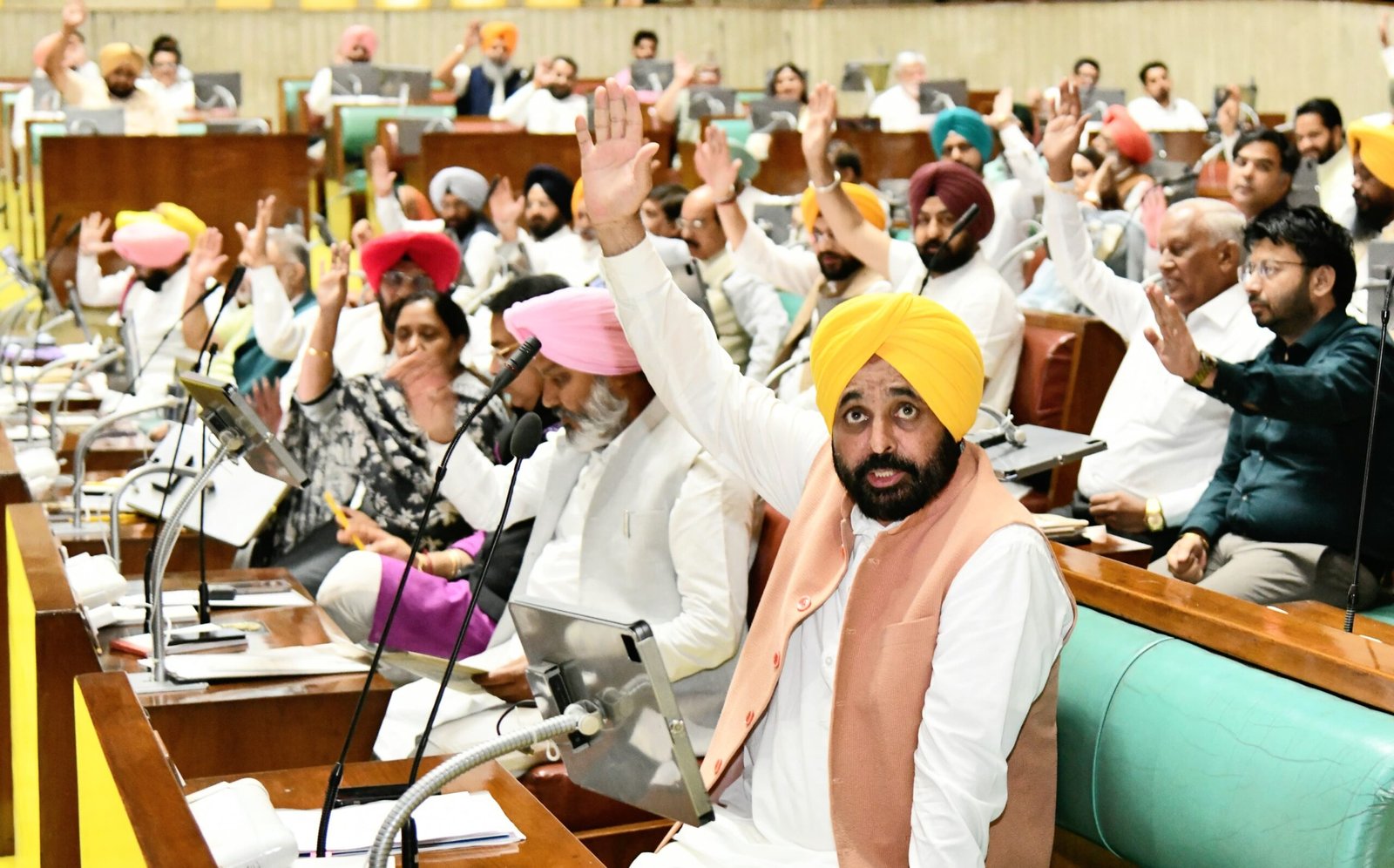 विधानसभा ऐतिहासिक प्रस्ताव पारित
