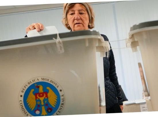 Critical Parliamentary Election Underway in Moldova, Weighing Future with EU or Russia